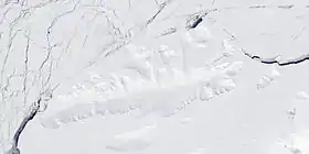 Image satellite de l’île, émergeant de la barrière d'Abbot.(en) Carte de l'île.