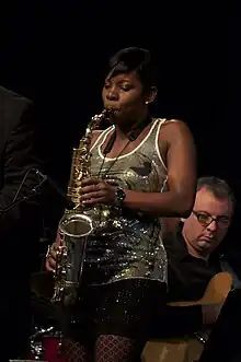 une Noire-Américaine joue du saxophone sur scène