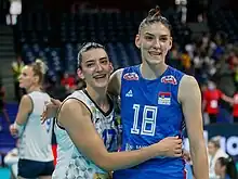 Les sœurs Bošković lors de leur premier match l'une contre l'autre avec l'équipe nationale au Championnat d'Europe de volleyball féminin 2021