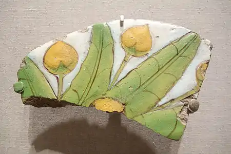 Mandragore : feuille et fruit. Art amarnien, 1353–1336 AEC. Céramique peinte. New York, musée de Brooklyn.
