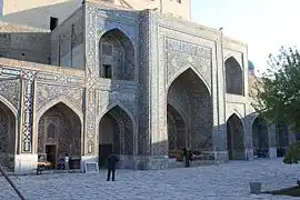 Cour intérieure  derrière le portail principal de la médersa Tilla-Qari.