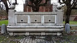 Fontaine offerte en 1921 par la Société nationale des filles de la Révolution américaine des États-Unis d'Amérique.