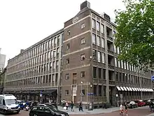 complexe architectural en verre et acier