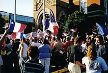 Tintamarre devant l'hôtel de ville lors de la fête des Acadiens