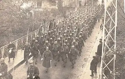 Tirailleurs sénégalais franchissant le pont du lycée.