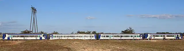 Un TER à quai en livrée TER institutionnel (2013).