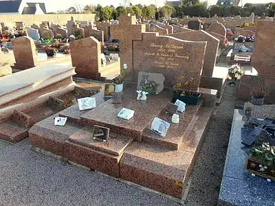 Tombe de Thierry Le Luron à La Clarté en Perros-Guirec, aux côtés de ses parents