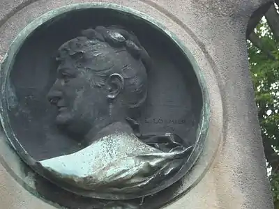 Le médaillon de diamètre 45 cm, réalisé par Édouard Lormier, cimetière de Montmartre.