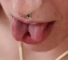 Langue bifide, obtenue par tongue split, chez une jeune femme