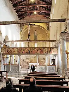 Vue depuis le vaisseau central vers l'abside : mosaïques des apôtres, XIIe siècle, de la Vierge et l'Enfant, XIIIe siècle. Au premier plan : Iconostase, peintures - tempera et or sur bois - du XVe siècle.