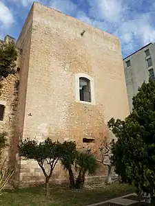 Tour carrée au sud-est.