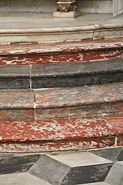 Marches en marbres polychromes, de bas en haut : incarnat, californie, turquin bleu nuit, encore incarnat, Saint-Béat