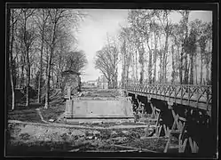 Ruines du pont suspendu Saint-Michel et de la passerelle de l'île du Ramier.