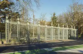 Grille du Cours Dillon, actuellement remontée au Grand-Rond