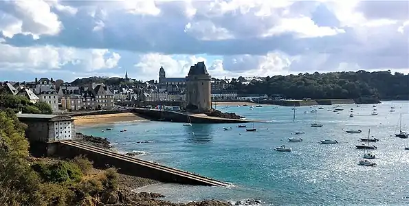 Saint-Servan, la tour Solidor, vue depuis le chemin de la Corderie.