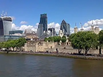 Au 1er plan la Tamise, au 2e plan la tour de Londres, au dernier plan la Cité.