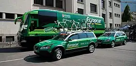 Photgraphie présentant les véhicules de l'équipe avec le nouveau sponsor Europcar.