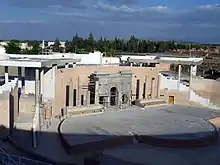 Vue d'un amphithéâtre et d'un arc de triomphe