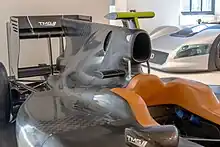 Photo d'un capot moteur de couleur noire, qui surmonte des pontons de monoplace.