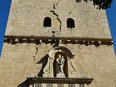 La partie au-dessus du portail de l'église Saint-Nicolas.