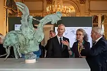 Le coq exposé au ministère de la Culture après l’incendie.