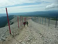 Descente sur la crête par le sentier GR4 sur l’édition 2021. À droite au fond apparaissent les monts de Vaucluse et le Grand Luberon.