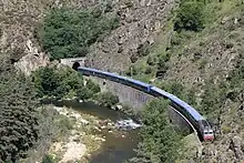 Train touristique en direction de Langeac au PK 573,500 de la ligne des Cévennes en août 2011.
