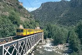 Le train jaune de Cerdagne sur la Têt près de Villefranche-de-Conflent.
