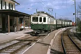 La BDe 4/4 4 avec son train mixte entrant en gare d'Apples