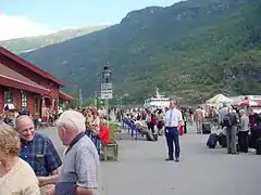 Touristes à la gare de Flåm.