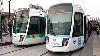 Deux rames avec des livrées différentes (RATP à gauche, IDFM à droite) à la porte des Lilas.