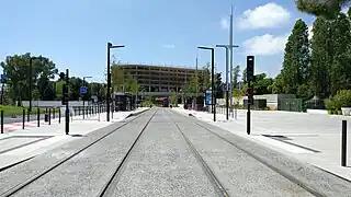 Image représentant le sol entre les rails avec un revêtement de béton.