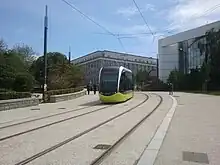 Le tram, traversant la place
