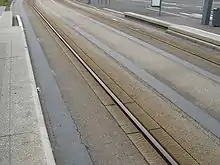 Tramway sur pneus : rail de guidage et voie. (Caen).