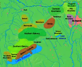 Carte des subdivisions du massif de Transdanubie avec les monts du Pilis au nord-est.