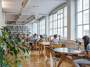 Travail au centre de documentation.