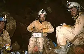 De gauche à droite, Pat Genuite, Bernard Vidal et Joan Erra lors d'une pause dans le T13 (Torca del Alba).