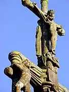 Le Tréhou : le Christ en croix au sommet du calvaire de l'enclos paroissial.