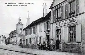 La mairie et l'école des garçons.