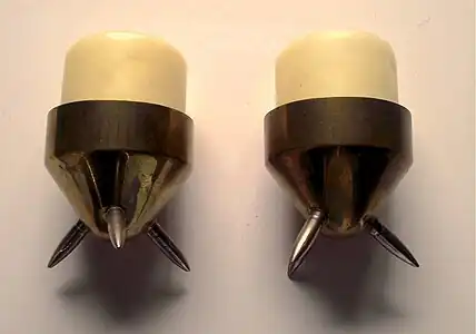 Chandeliers d’autel, douilles d’obus et balles.