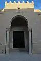 Gros plan sur un porche de la façade occidentale (troisième à partir de l'extrémité sud). Il est ouvert par un arc brisé.