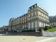 Vu de la plage, l'hôtel des Roches Noires.
