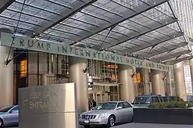 Entrée principale au 401 North Wabash Avenue.