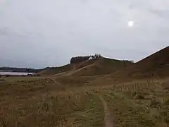 La colline fortifiée avec le Gorodichtchenskoïe à gauche.