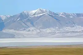 Montagne avec le lac Üüreg au premier plan.