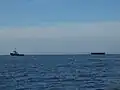 Remorquage de barge au large.