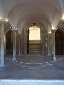 Salle paléochrétienne avec baptistère au centre.