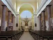 Vue intérieure de la nef vers le chœur.