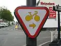 Panneau autorisant les bicyclettes à tourner à droite au feu rouge en France et en Belgique.