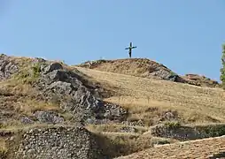La butte des Baumelles et la croix.